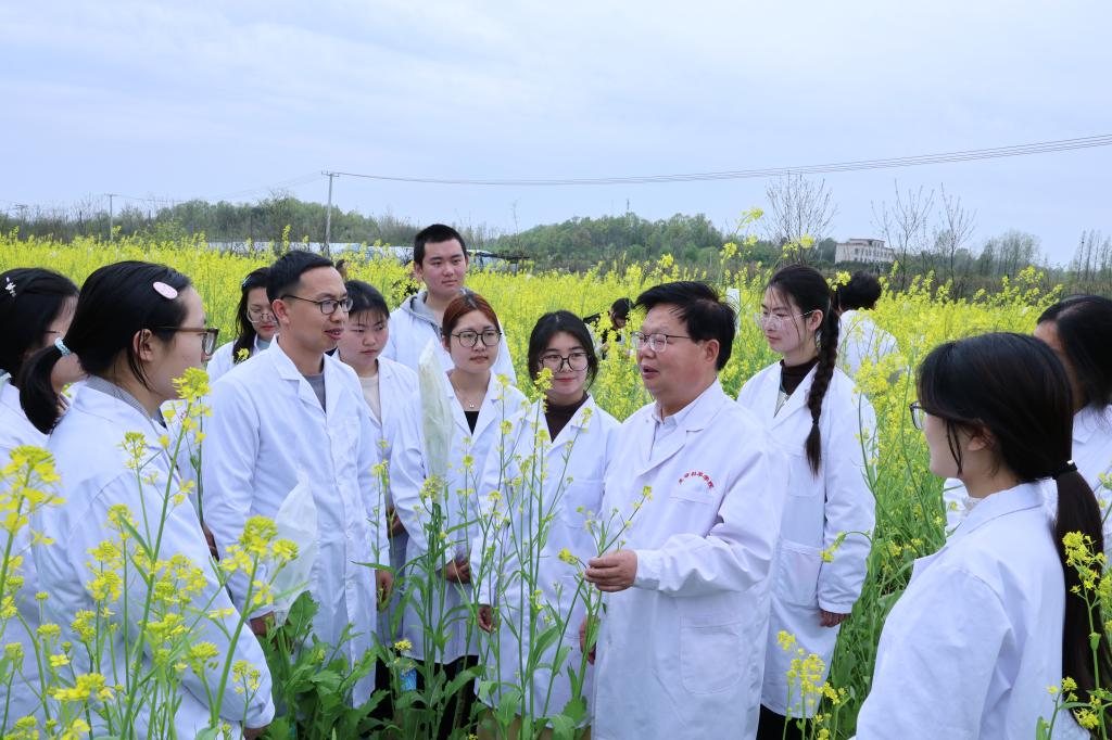 把课堂“种”在田野上 工作坊里的“未来名师”成长记——我校生物科学专业师范生成长工作坊实践纪实